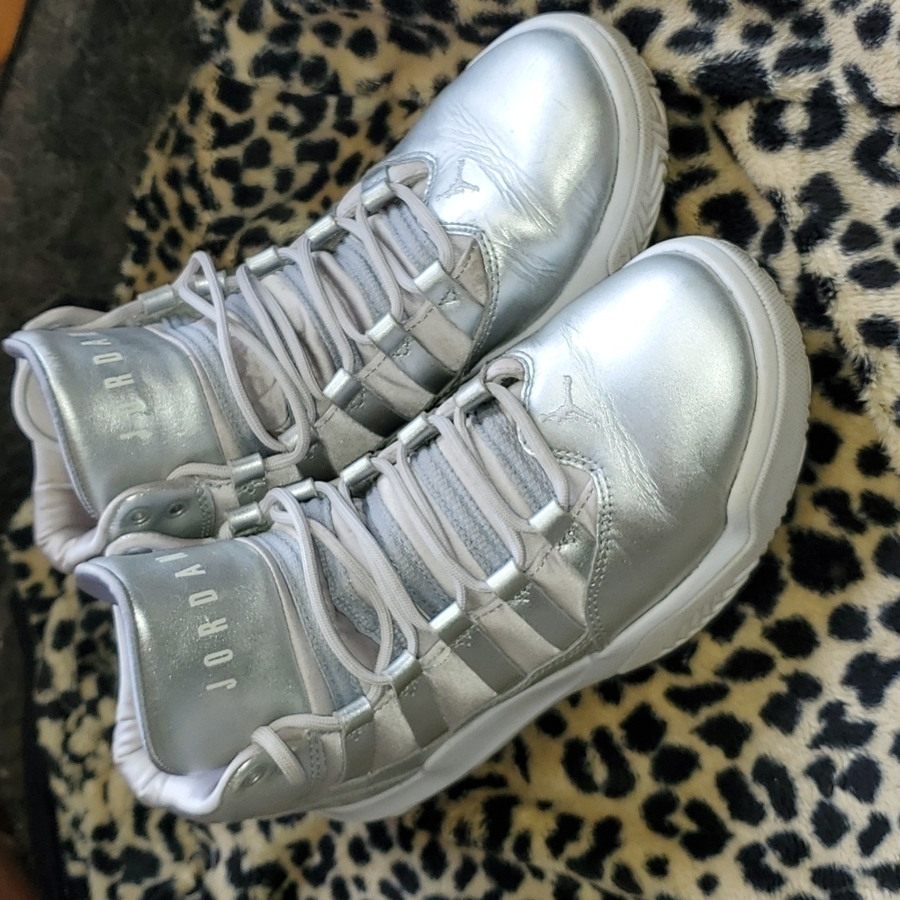 Jordan Max Aura SE Grade School Silver Metallic AV5175-040 5.5 youth